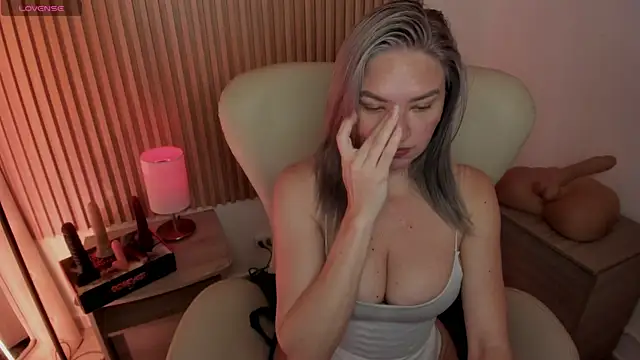 MarianL0ve online show from March 1, 2025, 2:02 pm