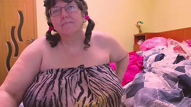 Snapshot of HugeTits chatting on December 15, 2025, 1:54 am HugeTits online show from December 15, 2025, 1:54 am