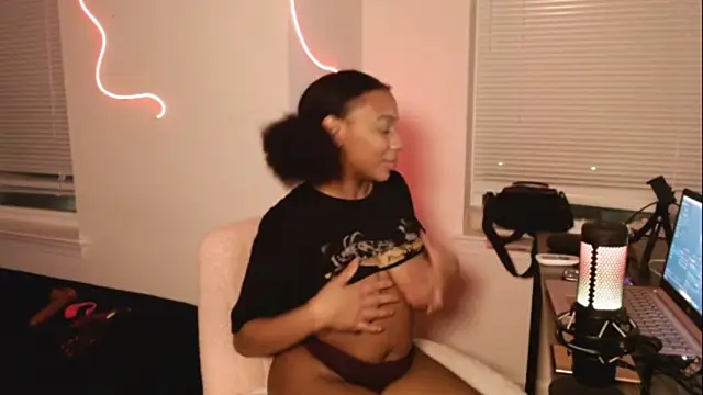 Snapshot of EatSweetMolly chatting on February 7, 2025, 4:59 am EatSweetMolly online show from February 7, 2025, 4:59 am