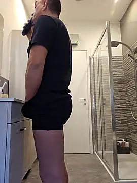 Snapshot of kekko-1982 chatting on December 15, 2024, 10:28 am kekko-1982 online show from December 15, 2024, 10:28 am