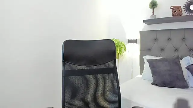 Snapshot of bella_99_ chatting on April 15, 2026, 11:28 am bella 99 online show from April 15, 2026, 11:28 am