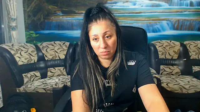 Snapshot of MoistMady chatting on October 18, 2025, 10:32 pm MoistMady online show from October 18, 2025, 10:32 pm