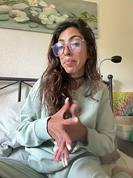 amanilouve online show from April 17, 2026, 7:22 am