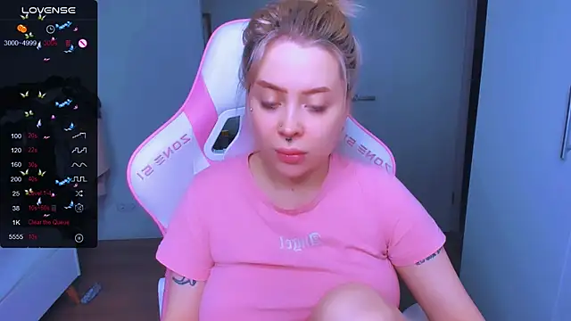 MonaLauu online show from February 6, 2025, 2:22 am