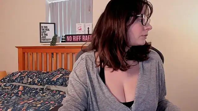 Snapshot of LucieWinters_UK chatting on January 6, 2025, 12:35 pm LucieWinters UK online show from January 6, 2025, 12:35 pm