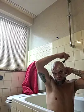 Ladyshaker82 online show from November 8, 2025, 2:39 pm