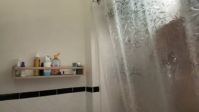 dreamyriri online show from February 18, 2026, 9:44 pm