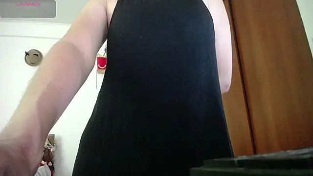 Snapshot of Moon_lunita chatting on February 10, 2026, 7:18 pm Moon lunita online show from February 10, 2026, 7:18 pm