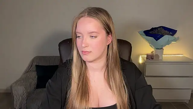 EvaMaddison online show from May 13, 2026, 8:27 pm