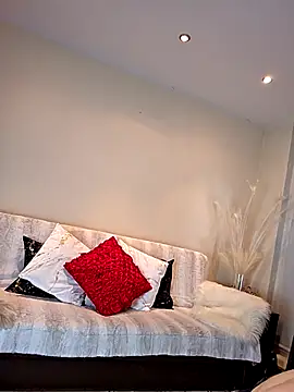 AureliaDoux online show from November 12, 2025, 3:01 pm