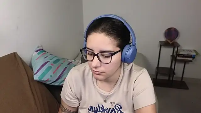 Snapshot of blue__moon_ chatting on February 19, 2026, 2:18 am blue moon online show from February 19, 2026, 2:18 am