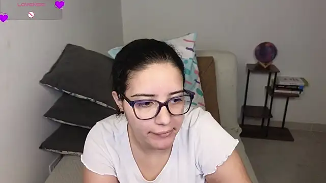 Snapshot of blue__moon_ chatting on April 17, 2026, 3:53 am blue moon online show from April 17, 2026, 3:53 am