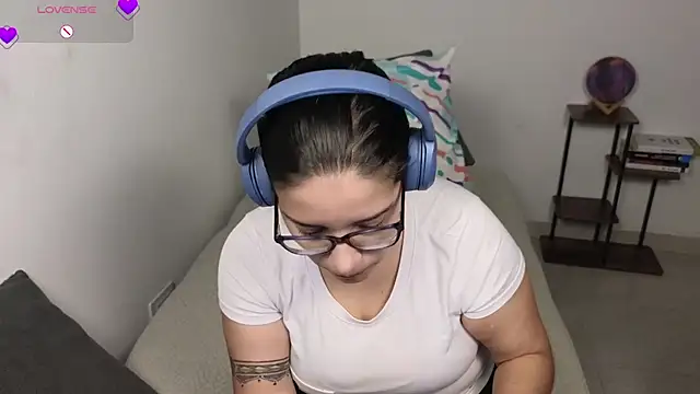 Snapshot of blue__moon_ chatting on April 27, 2026, 3:26 am blue moon online show from April 27, 2026, 3:26 am