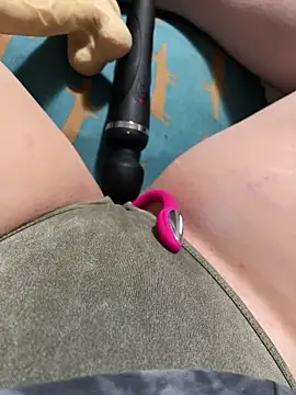 Snapshot of katcclovea chatting on April 3, 2026, 5:22 pm katcclovea online show from April 3, 2026, 5:22 pm