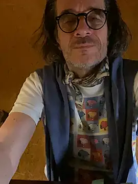 Snapshot of GioApri chatting on March 21, 2025, 10:39 pm GioApri online show from March 21, 2025, 10:39 pm