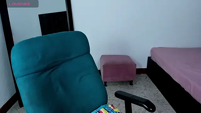 MaiaPetitte  online show from December 30, 2024, 1:25 pm