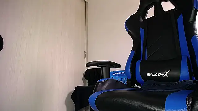 MAXJONES 2 online show from March 29, 2026, 3:23 pm