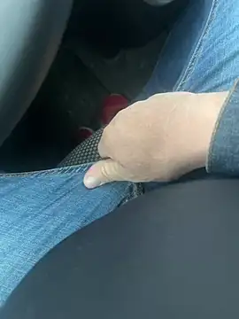 Snapshot of Cezar993 chatting on December 13, 2024, 2:27 pm Cezar993 online show from December 13, 2024, 2:27 pm