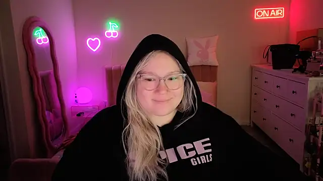 PiggyRose online show from December 21, 2025, 1:35 am