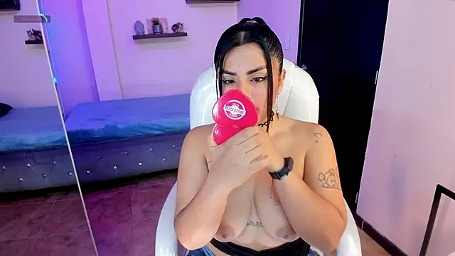 Snapshot of Catalinaa_martinez chatting on December 4, 2024, 11:13 pm Catalinaa martinez online show from December 4, 2024, 11:13 pm