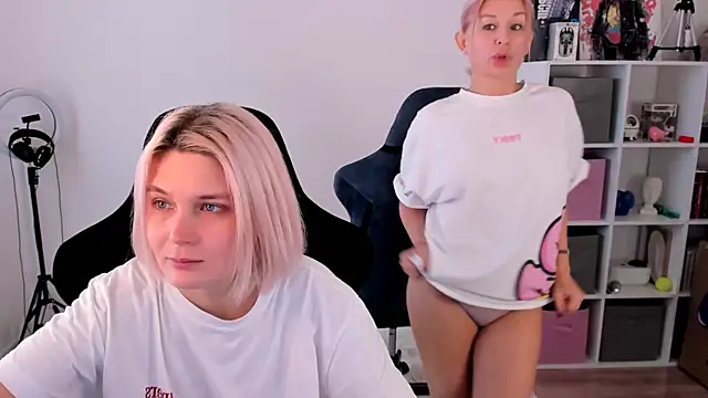 hotblonds online show from November 10, 2025, 11:09 am