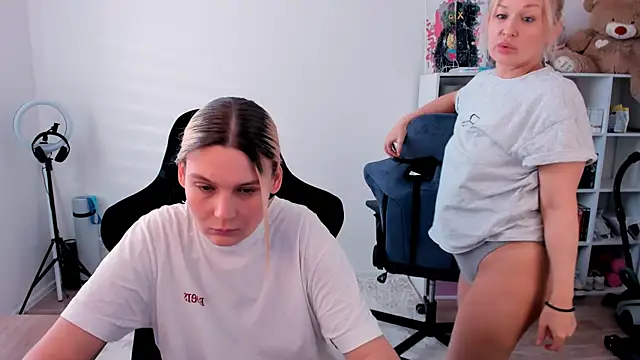 hotblonds online show from February 7, 2026, 11:25 am