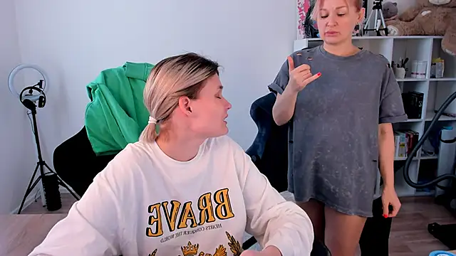 hotblonds online show from February 19, 2026, 11:50 am