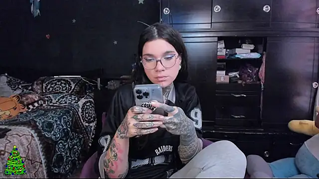 Snapshot of Lilmarieee chatting on December 12, 2024, 8:10 pm Lilmarieee online show from December 12, 2024, 8:10 pm