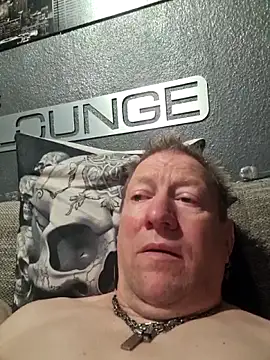 tomtom111111 online show from October 30, 2025, 9:15 pm