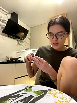 little belucci online show from December 1, 2025, 3:06 pm