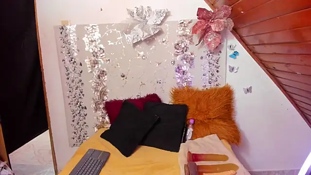 Hannaa32 online show from March 11, 2025, 8:31 pm