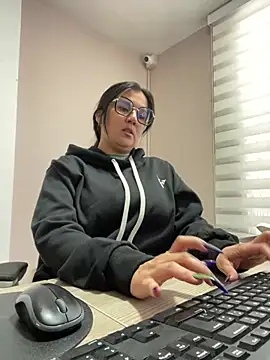 SWEETLILY18 online show from January 13, 2025, 1:28 pm