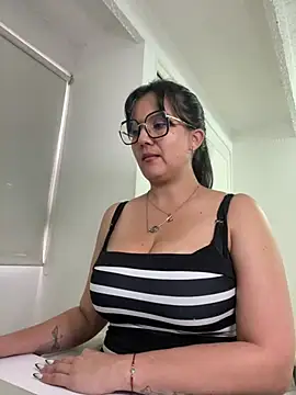 SWEETLILY18 online show from March 4, 2025, 9:32 pm