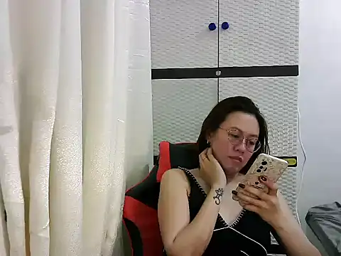 crizzybel online show from March 17, 2025, 5:49 pm