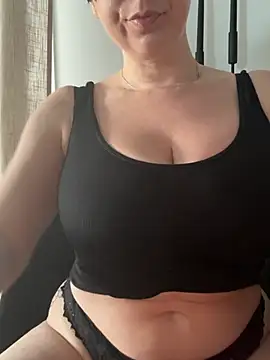 Snapshot of dollssfr chatting on April 7, 2026, 5:57 pm dollssfr online show from April 7, 2026, 5:57 pm