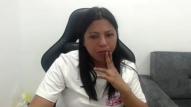 Snapshot of Leylafourniert chatting on June 29, 2026, 5:57 pm Leylafourniert online show from June 29, 2026, 5:57 pm