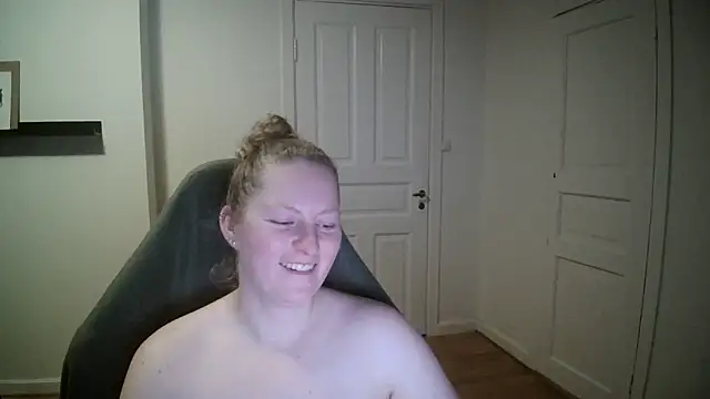 Girlnina-1995 online show from January 15, 2025, 6:40 pm