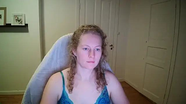 Girlnina-1995 online show from November 4, 2025, 9:03 pm