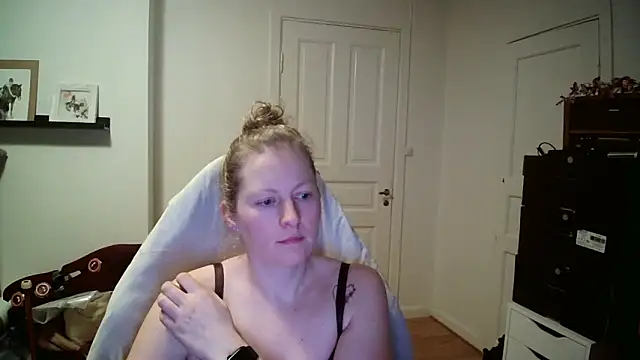 Girlnina-1995 online show from February 4, 2026, 8:03 pm