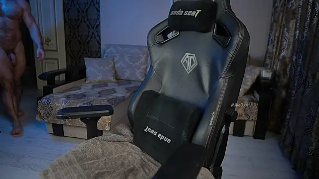 mike0xx online show from November 28, 2025, 1:14 pm