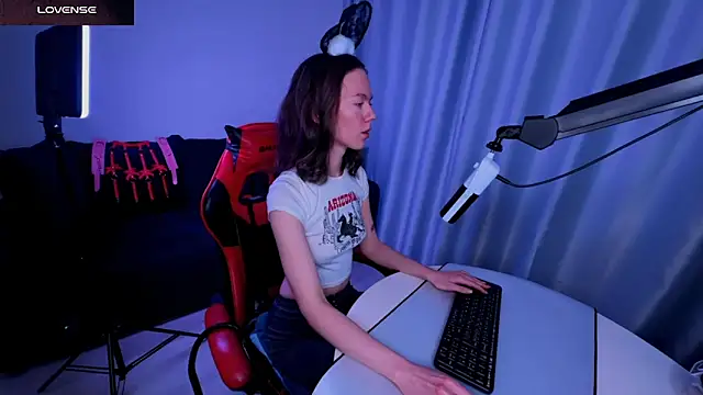 Snapshot of DivineBite chatting on February 12, 2025, 3:49 pm DivineBite online show from February 12, 2025, 3:49 pm