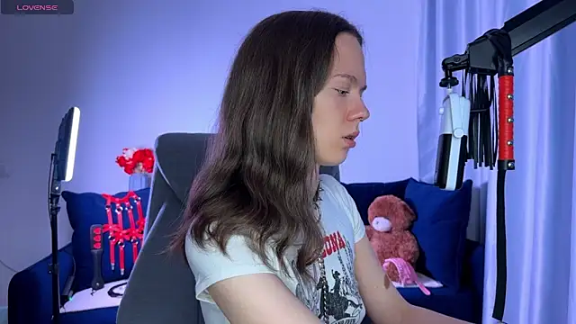 Snapshot of DivineBite chatting on September 11, 2025, 4:18 pm DivineBite online show from September 11, 2025, 4:18 pm