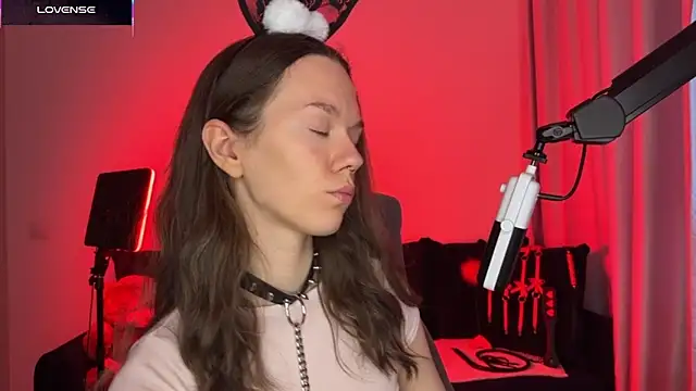 Snapshot of DivineBite chatting on October 6, 2025, 1:30 pm DivineBite online show from October 6, 2025, 1:30 pm