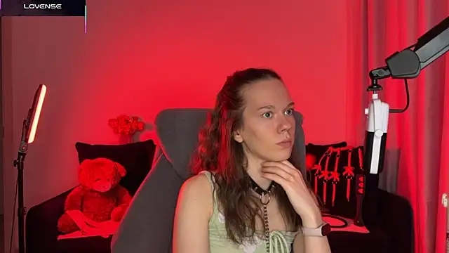 Snapshot of DivineBite chatting on October 9, 2025, 5:00 pm DivineBite online show from October 9, 2025, 5:00 pm