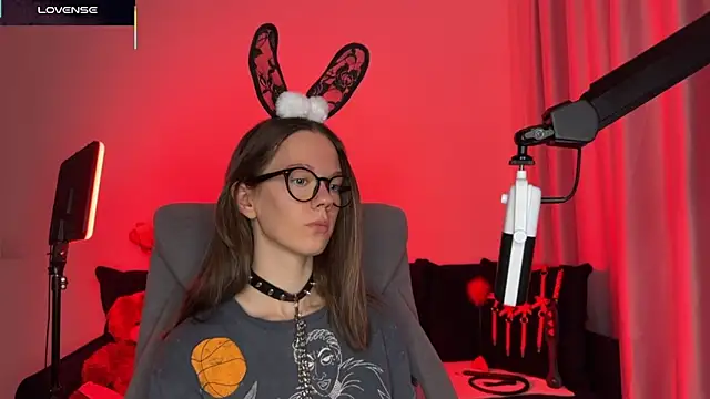 Snapshot of DivineBite chatting on October 18, 2025, 3:24 pm DivineBite online show from October 18, 2025, 3:24 pm