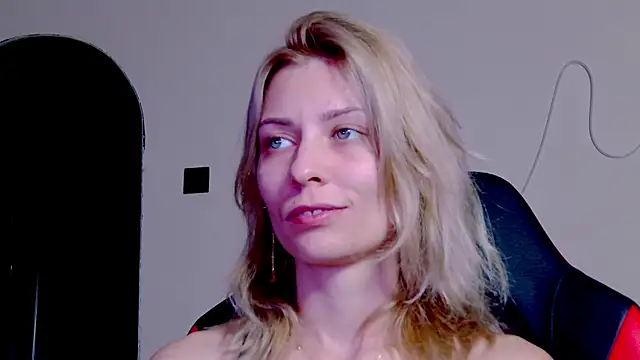 karo123421 online show from November 4, 2025, 9:47 pm