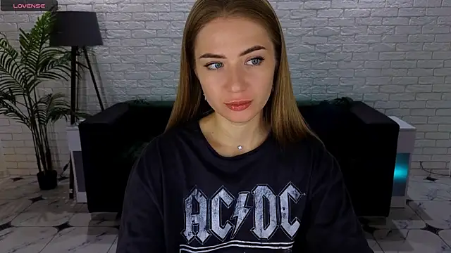 Snapshot of Adelyna_Bird chatting on September 18, 2025, 6:15 am Adelyna Bird online show from September 18, 2025, 6:15 am