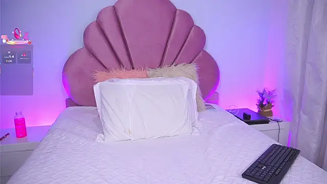 KendalEvanz online show from September 18, 2025, 1:18 am