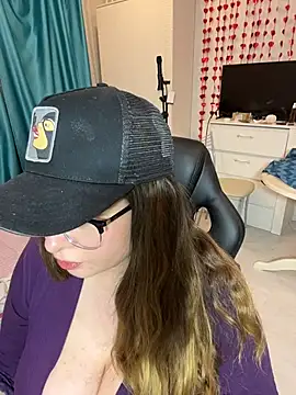 DienkaGreen online show from February 8, 2026, 9:51 pm