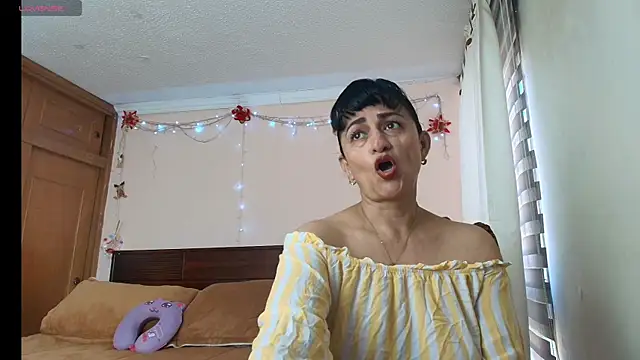 ISABEEL SOFIA01 online show from May 9, 2026, 2:22 pm